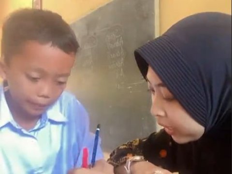 Touching Moment of Elementary School Student Confessing to Their Teacher About Not Being Able to Read, Learning Alone Because Their Mother Has Passed Away