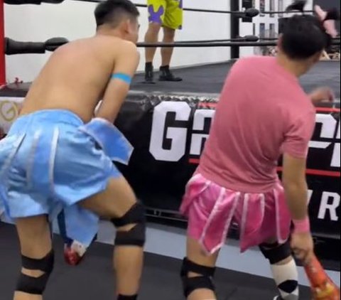 Unique Gender Reveal, Using Wrestling Match to Announce Baby's Gender