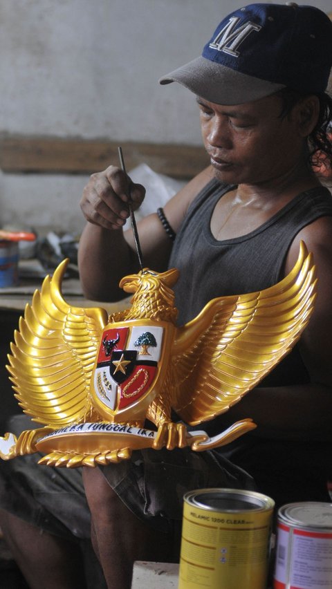 Kerajinan Garuda Pancasila tersebut terbuat dari bahan fiberglass. Foto: Merdeka.com/Imam buhori