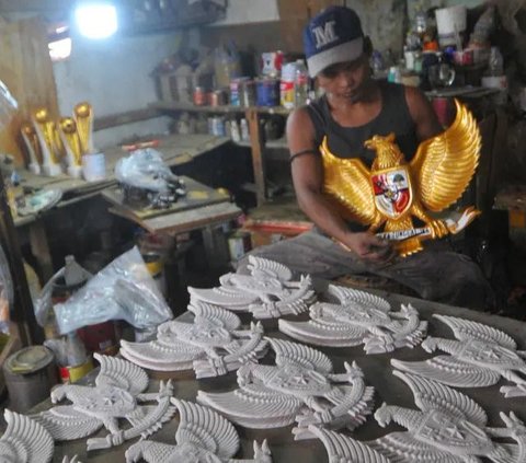 FOTO: Pemintaan Kerajinan Patung Garuda Pancasila Meningkat Jelang HUT ke-79 Kemerdekaan RI