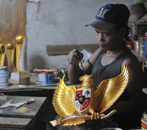 FOTO: Pemintaan Kerajinan Patung Garuda Pancasila Meningkat Jelang HUT ke-79 Kemerdekaan RI