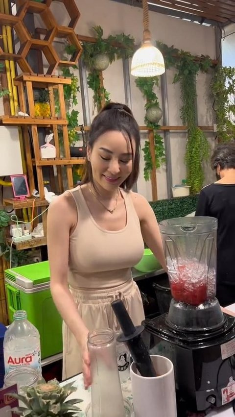 Once Friendly, the Most Beautiful Juice Seller in the World Criticized for Being Arrogant, Kicked Out Those Who Just Wanted to Take Photos, Netizens: A Peanut Forgetting Its Skin