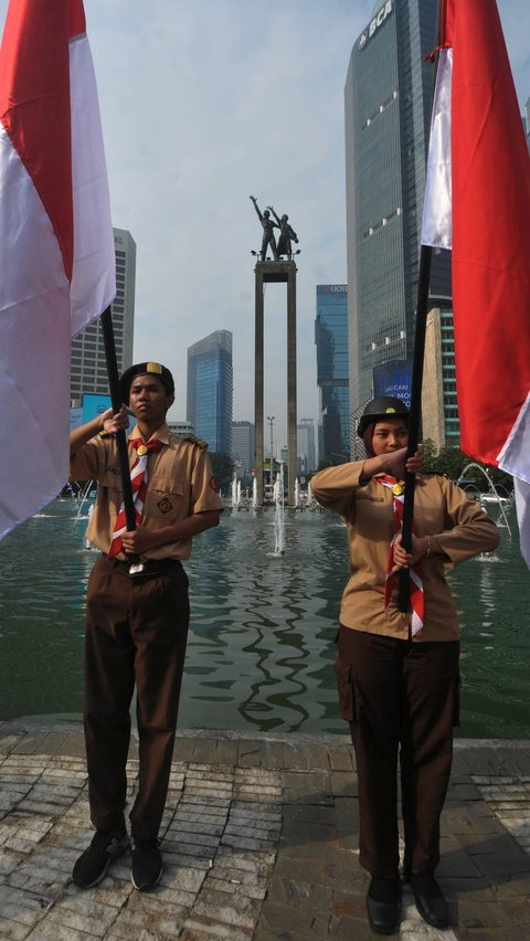 FOTO: Bulan Kebangsaan, Upacara Pengibaran Bendera Merah Putih Menghiasi Bundaran HI