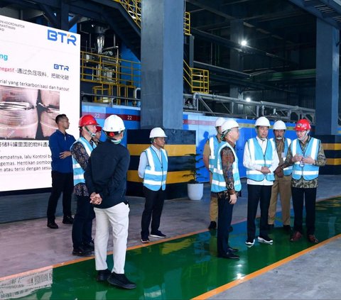 Presiden Joko Widodo meresmikan Pabrik Bahan Anoda Baterai Litium PT Indonesia BTR New Energy Material yang berlokasi di Kawasan Ekonomi Khusus (KEK) Kendal, Kabupaten Kendal, Provinsi Jawa Tengah.