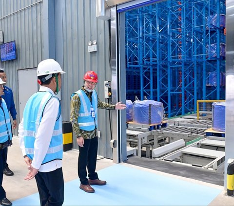 Presiden Joko Widodo meresmikan Pabrik Bahan Anoda Baterai Litium PT Indonesia BTR New Energy Material yang berlokasi di Kawasan Ekonomi Khusus (KEK) Kendal, Kabupaten Kendal, Provinsi Jawa Tengah.