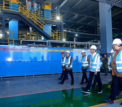 Presiden Joko Widodo meresmikan Pabrik Bahan Anoda Baterai Litium PT Indonesia BTR New Energy Material yang berlokasi di Kawasan Ekonomi Khusus (KEK) Kendal, Kabupaten Kendal, Provinsi Jawa Tengah.