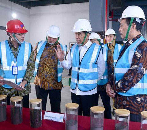 Presiden Joko Widodo meresmikan Pabrik Bahan Anoda Baterai Litium PT Indonesia BTR New Energy Material yang berlokasi di Kawasan Ekonomi Khusus (KEK) Kendal, Kabupaten Kendal, Provinsi Jawa Tengah.