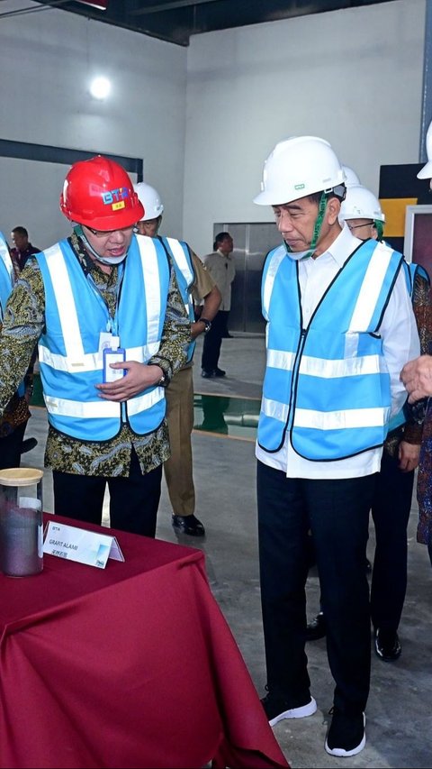 Presiden Joko Widodo meresmikan Pabrik Bahan Anoda Baterai Litium PT Indonesia BTR New Energy Material yang berlokasi di Kawasan Ekonomi Khusus (KEK) Kendal, Kabupaten Kendal, Provinsi Jawa Tengah.