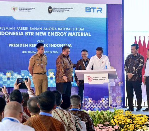 Presiden Joko Widodo meresmikan Pabrik Bahan Anoda Baterai Litium PT Indonesia BTR New Energy Material yang berlokasi di Kawasan Ekonomi Khusus (KEK) Kendal, Kabupaten Kendal, Provinsi Jawa Tengah.