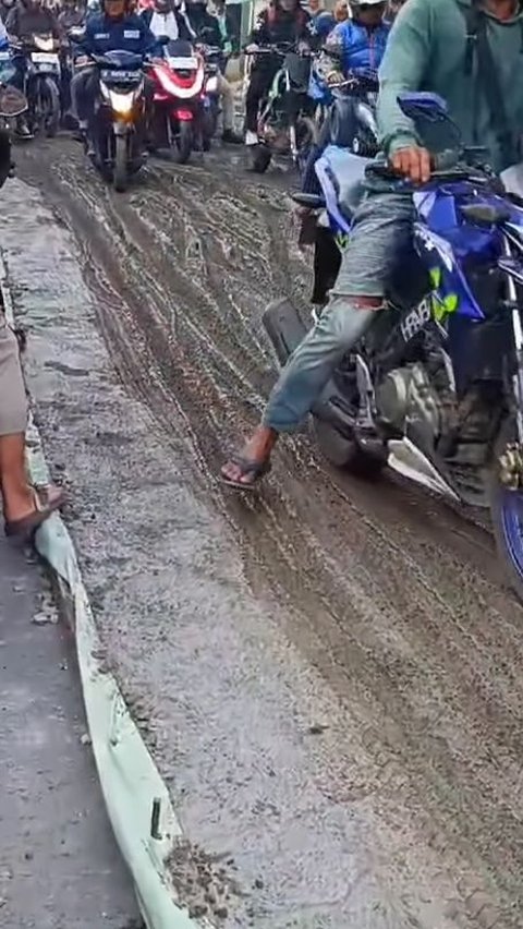 Viral Motorcyclists Cross in Droves on Newly Paved Road, Frustrating Netizens