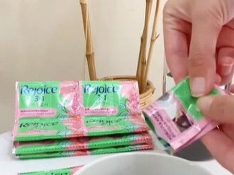 Cara Membuat Campuran Sampo dengan Bubuk Kopi