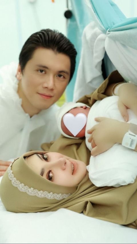 Potret Syahrini Mulai Mengungkap Wajah Baby Princess R dengan Pipi Bulat yang Menggemaskan