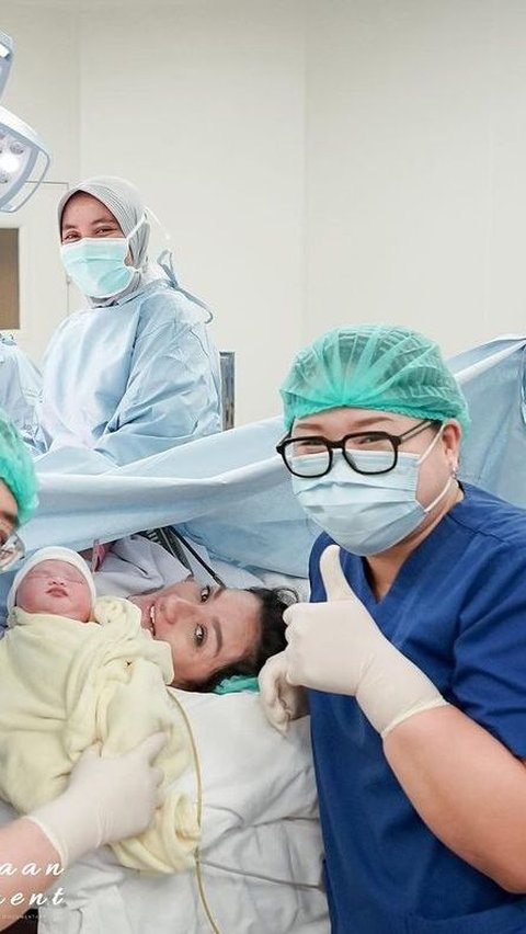 Tetap Kuat Meski Tanpa Andrew Andika, 8 Foto Kegiatan Tengku Dewi Putri Usai Melahirkan