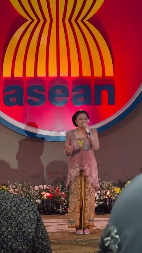 Amora berkesempatan tampil di panggung saat acara HUT ASEAN ke-57 yang berlangsung pada 8 Agustus 2024.