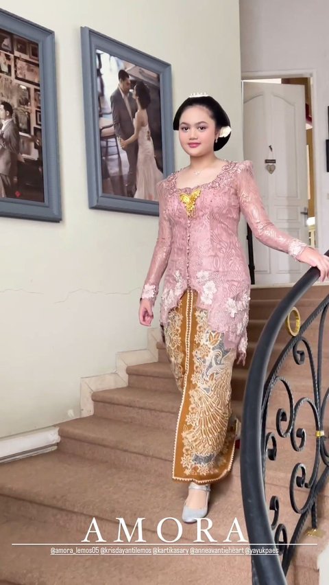 Tidak hanya kebaya, Amora juga tampil dengan sanggul yang membuat penampilan semakin menawan dan penuh keanggunan.