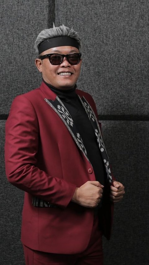 His career in the entertainment world began to rise after successfully winning the TPI Comedian Audition competition (API) with the Lawak SOS group.