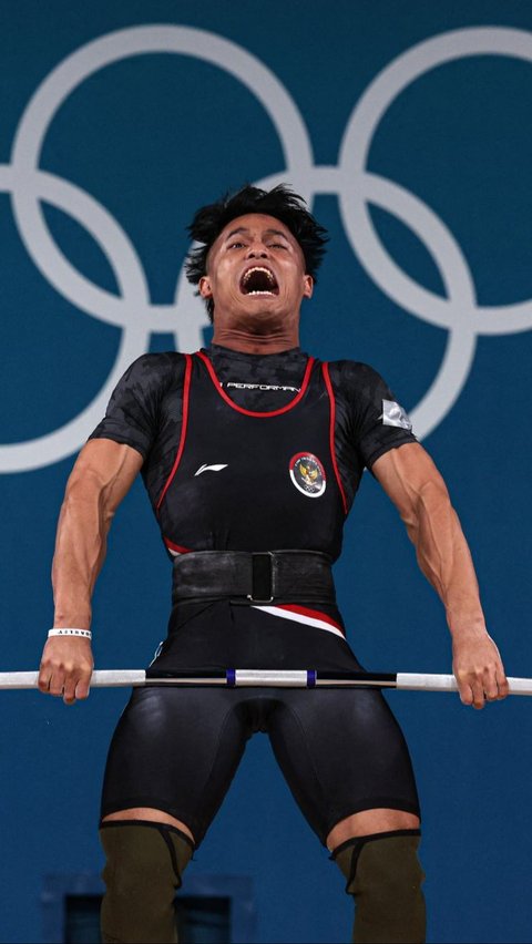 Rizki Juniansyah merebut medali emas setelah membukukan total angkatan 354 kg, dengan rincian untuk angkatan snatch 155 kg dan clean and jerk 199 kg. Foto: REUTERS/Amanda Perobelli<br>