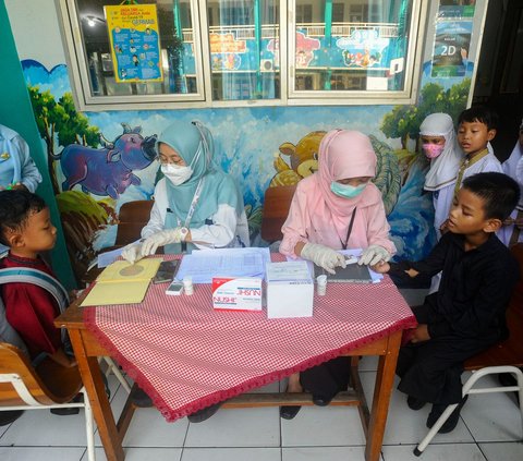 FOTO: Potret Siswa SD di Tangerang Selatan Antre Jalani Tes Gula Darah