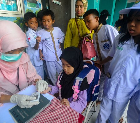 FOTO: Potret Siswa SD di Tangerang Selatan Antre Jalani Tes Gula Darah