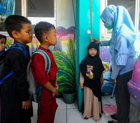 FOTO: Potret Siswa SD di Tangerang Selatan Antre Jalani Tes Gula Darah