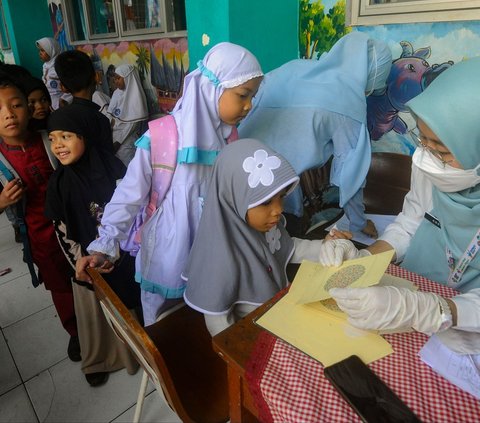 FOTO: Potret Siswa SD di Tangerang Selatan Antre Jalani Tes Gula Darah