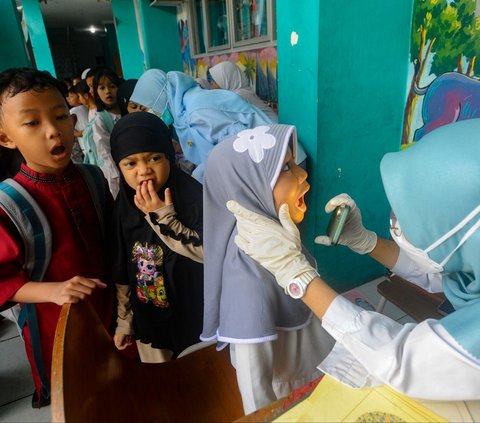 FOTO: Potret Siswa SD di Tangerang Selatan Antre Jalani Tes Gula Darah