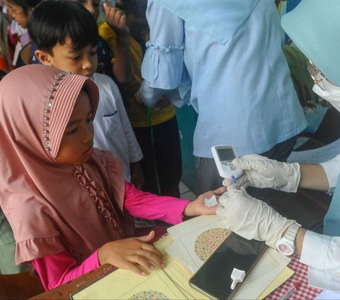 FOTO: Potret Siswa SD di Tangerang Selatan Antre Jalani Tes Gula Darah