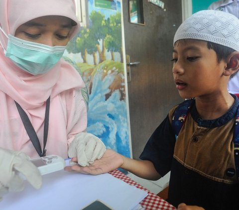 FOTO: Potret Siswa SD di Tangerang Selatan Antre Jalani Tes Gula Darah