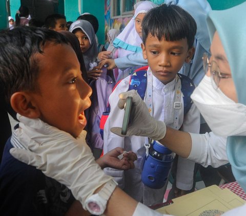 FOTO: Potret Siswa SD di Tangerang Selatan Antre Jalani Tes Gula Darah