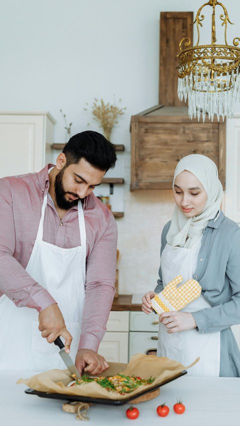 Want to Make Your Wife Happy? Here are 7 Ways Taught in Islam, One of Which is Helping with Household Chores