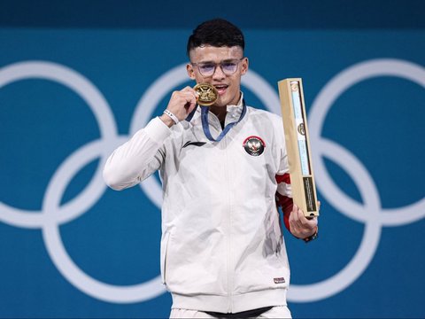 Emotional Moment of Rizki Juniansyah, Gold Medalist at the Paris Olympics, Embracing His Mother While Crying