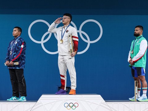 Emotional Moment of Rizki Juniansyah, Gold Medalist at the Paris Olympics, Embracing His Mother While Crying