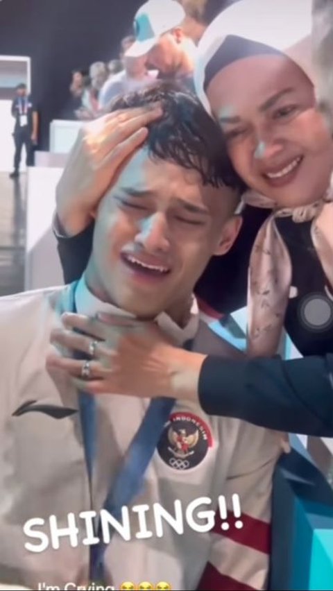 Emotional Moment of Rizki Juniansyah, Gold Medalist at the Paris Olympics, Embracing His Mother While Crying