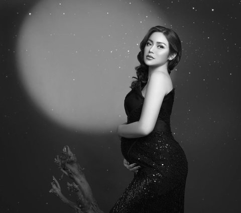 Portrait of Jessica Iskandar's Third Pregnancy Maternity Shoot Through the IVF Program