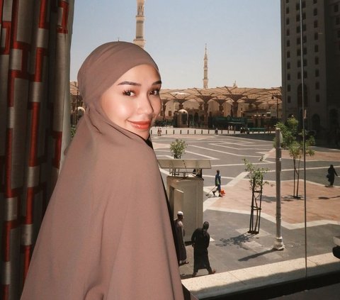 8 Portraits of Lula Lahfah during Umrah, Riding the Cable Car