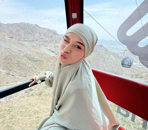 8 Portraits of Lula Lahfah during Umrah, Riding the Cable Car