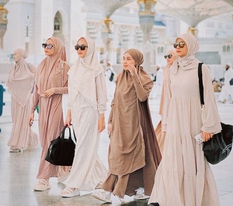 8 Portraits of Lula Lahfah during Umrah, Riding the Cable Car