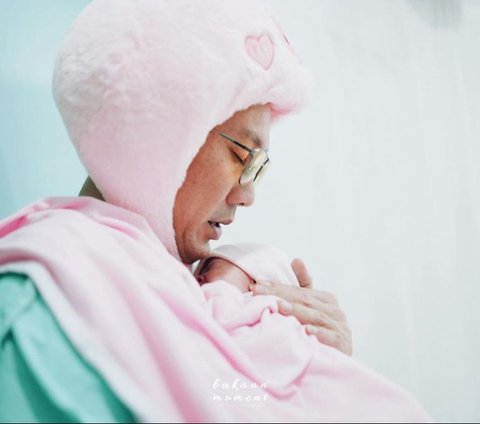 10 Photos of Denny Sumargo While Taking Care of His Child, So Attentive That He Fell Asleep