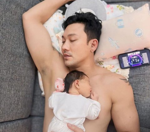 10 Photos of Denny Sumargo While Taking Care of His Child, So Attentive That He Fell Asleep