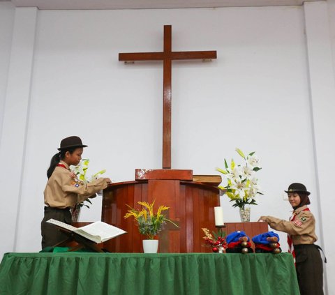 Anggota Pramuka membersihkan ruang ibadah saat kegiatan bakti sosial di Gereja Kristen Indonesia, Kebon Bawang, Jakarta Utara, Jumat (9/8/2024). Kwatir Nasional (Kwarnas) Gerakan Pramuka menggelar kegiatan bakti sosial seperti bedah rumah, bersih-bersih rumah ibadah, dan berbagi sembako sebagai bagian dari rangkaian kegiatan menyambut HUT ke-63 Pramuka. Foto: Liputan6.com/Angga Yuniar<br>