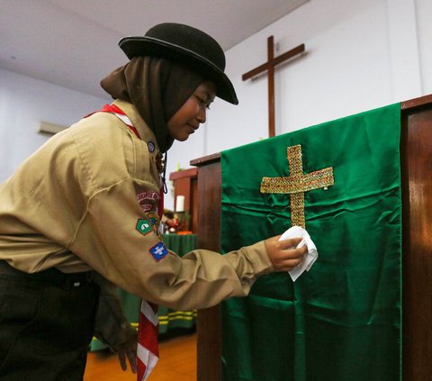 FOTO: Aksi Anggota Pramuka Bersih-Bersih Gereja di Jakarta