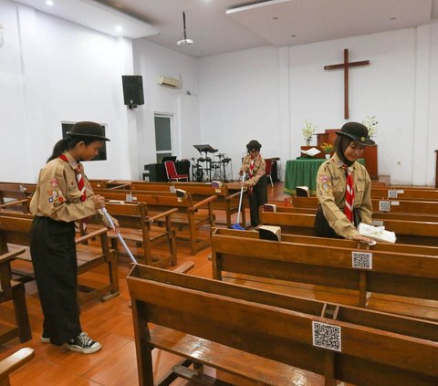 FOTO: Aksi Anggota Pramuka Bersih-Bersih Gereja di Jakarta