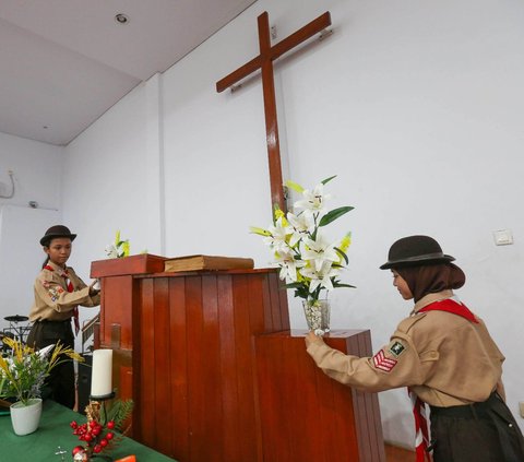 FOTO: Aksi Anggota Pramuka Bersih-Bersih Gereja di Jakarta