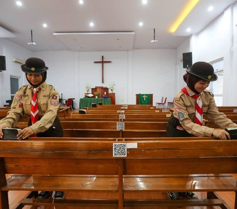 FOTO: Aksi Anggota Pramuka Bersih-Bersih Gereja di Jakarta