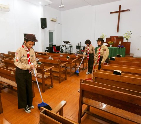 FOTO: Aksi Anggota Pramuka Bersih-Bersih Gereja di Jakarta