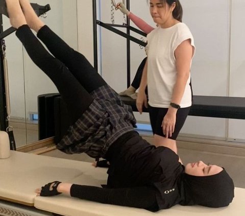 8 Photos of Inara Rusli Doing Pilates with Natasha Wilona, Performing Acrobatic Movements