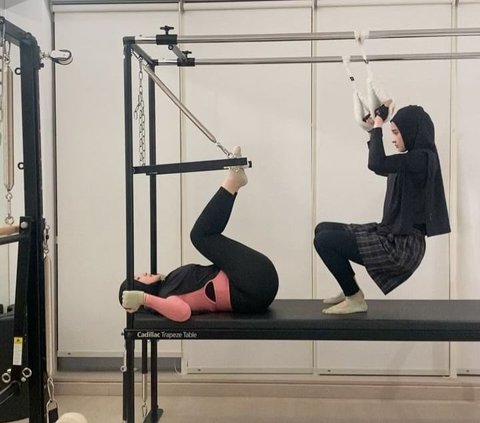 8 Photos of Inara Rusli Doing Pilates with Natasha Wilona, Performing Acrobatic Movements