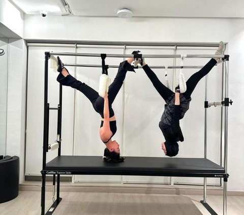 8 Photos of Inara Rusli Doing Pilates with Natasha Wilona, Performing Acrobatic Movements