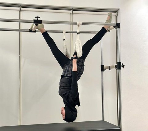 8 Photos of Inara Rusli Doing Pilates with Natasha Wilona, Performing Acrobatic Movements