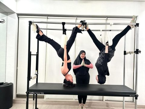 8 Photos of Inara Rusli Doing Pilates with Natasha Wilona, Performing Acrobatic Movements